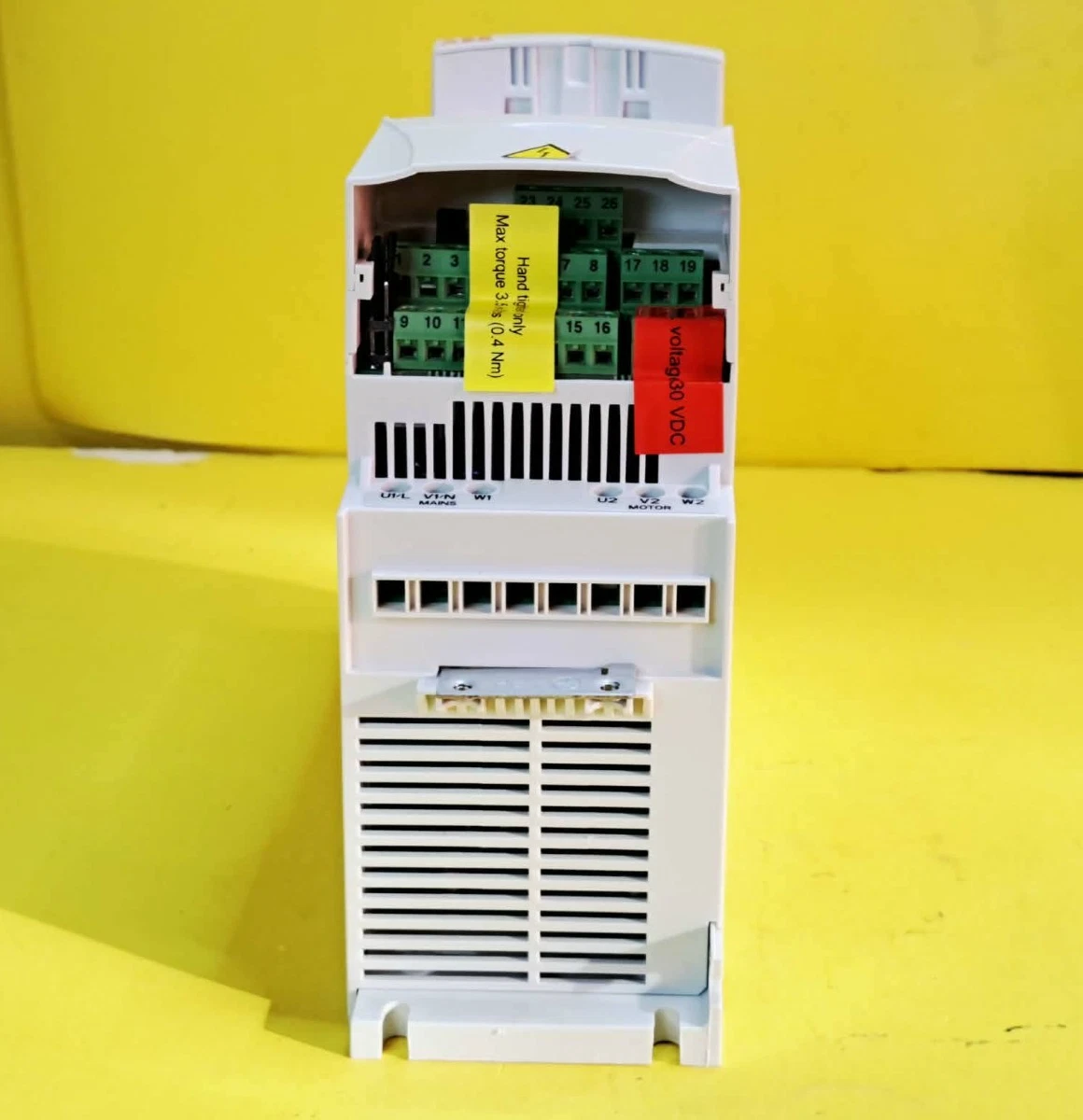 ABB ACS320-03U-07A4-2 Variador de Frecuencia