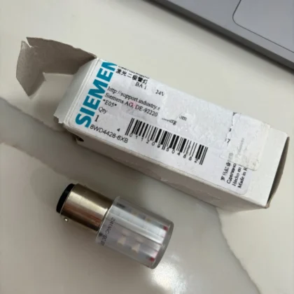 Siemens 8WD44286XB Sistema de Control Industrial