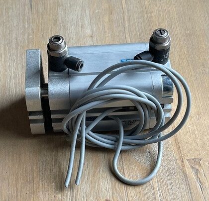 FESTO ADVUL-32-40-P-A Cilindro Neumático con Sensor FESTO 150855