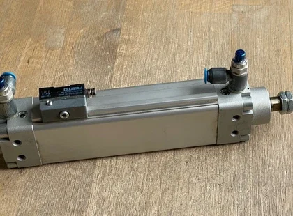 FESTO DZH-32-100-PPV-A Cilindro Neumático con Sensor de Proximidad SMEO-1-S-LED-24B