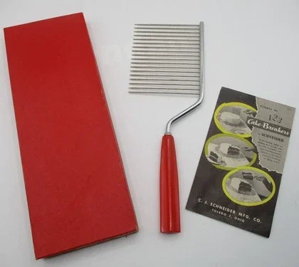 C.J. SCHNEIDER Red Bakelite Handle Cake Breaker Cutter