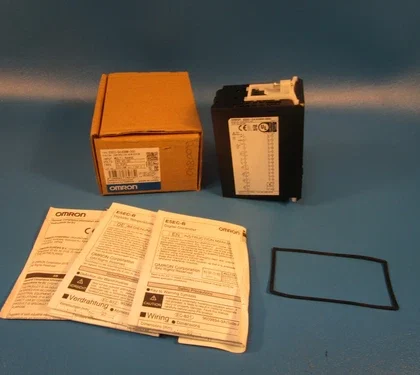 Omron E5EC-QX4DBM-000 Controlador de Temperatura Digital
