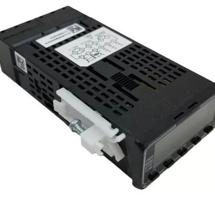 Omron E5GC-QX1ACM-308 Controlador de Temperatura Digital